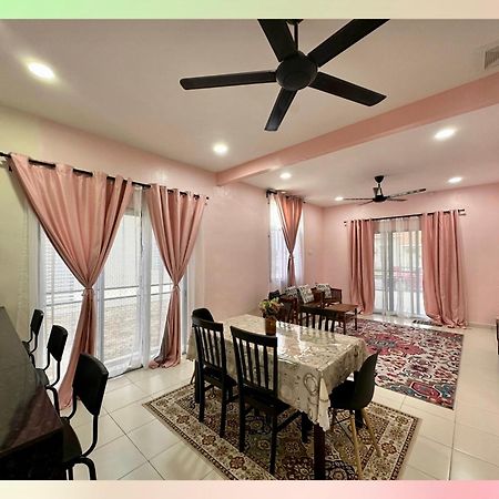 Cassaneyna Homestay Kuantan Esterno foto